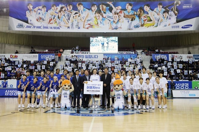 허윤자의 500경기 출장 기념식 모습. /사진=삼성생명 제공