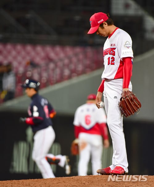 13일 광주 롯데전. 9회 1사 1, 2루에서 KIA 임창용이 롯데 이병규에게 3점 홈런을 허용한 뒤 고개를 숙이고 있다 /사진=뉴시스