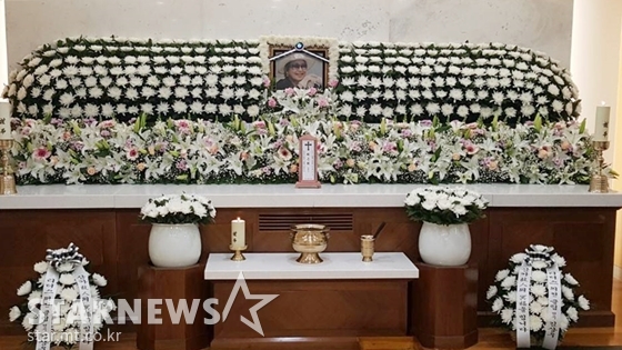서울성모병원 장례식장 12호실로 옮겨진 고 최은희의 빈소 / 사진=스타뉴스