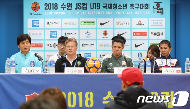 왼쪽부터 한국 정정용 감독, 마크 와테(모로코), 디에고 라미레스 데스챔스(멕시코), 황 아잉 뚜언(베트남) 감독. /사진=뉴스1 제공