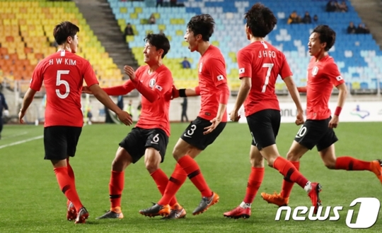 18일 수원월드컵경기장에서 열린 '2018 수원 JS컵 U-19 국제청소년 축구대회' 대한민국과 모로코전에서 김현우(5번)가 선제골을 터트린 후 동료들과 함께 기뻐하고 있다. /사진=뉴스1