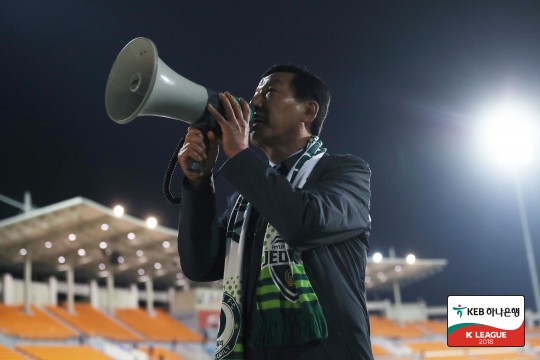 전북 최강희 감독이 최다승을 달성한 뒤 홈 팬들에게 인사하고 있다 /사진=한국프로축구연맹 제공
