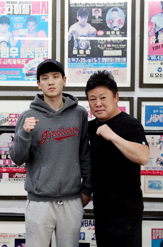 부천 버팔로 복싱짐 관장을 맡고있는 아들 유승민씨와 함께./부천= 김창현 기자