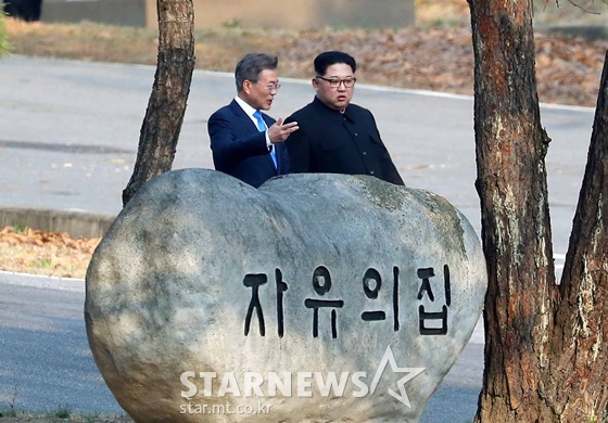 문재인 대통령과 김정은 국무위원장이 27일 경기도 파주 판문점에서 공동식수 및 친교산책을 마친 후 평화의집으로 향하고 있다./사진=한국공동사진기자단