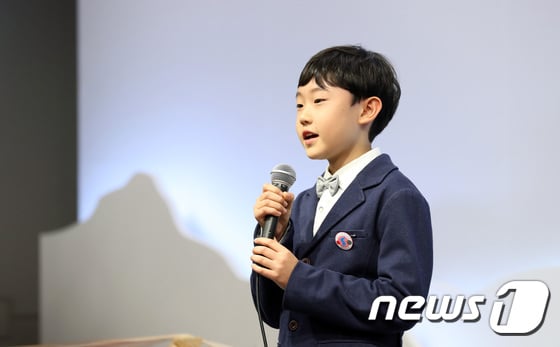 오연준이 '바람이 불어오는곳'과 '고향의 봄'을 부르고 있다 /사진=뉴스1