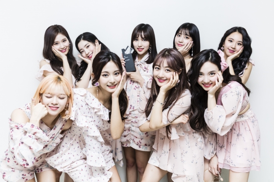 지난 22일 ‘What is Love?’로 '인기가요' 정상에 오른 트와이스가 29일 ‘인기가요’에서도 1위 후보에 올라 2관왕에 도전한다. 우열을 가릴 수 없는 미모로 상큼한 매력을 발산하는 트와이스가 ‘인기가요’에서 연속 2주 1위 행진을 이어갈지 관심이 모아진다. /사진제공=SBS