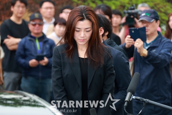폭행 및 업무방해 등 혐의의 피의자 신분으로 경찰 소환된 '물벼락 갑질' 조현민 전 대한항공 전무가 1일 오전 서울 강서경찰서에 출석해 포토라인에 설 준비를 하고 있다. /사진=이동훈 기자
