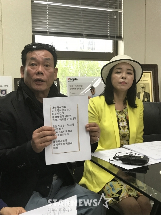 이해민 대한가수협회 상임부회장(왼쪽)이 공개한 박일서 전 대한가수협회 전 수석부회장의 문자메시지 내용 /사진=윤상근 기자