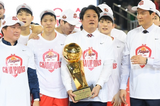 트로피를 들고 눈물을 흘리고 있는 서울 SK 문경은 감독. /사진=KBL 제공