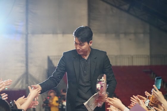 정우성이 지난 4일 전주돔에서 진행된 '강철비' 무대인사에 참석해 팬들의 환호에 답하고 있다. /사진제공=전주국제영화제