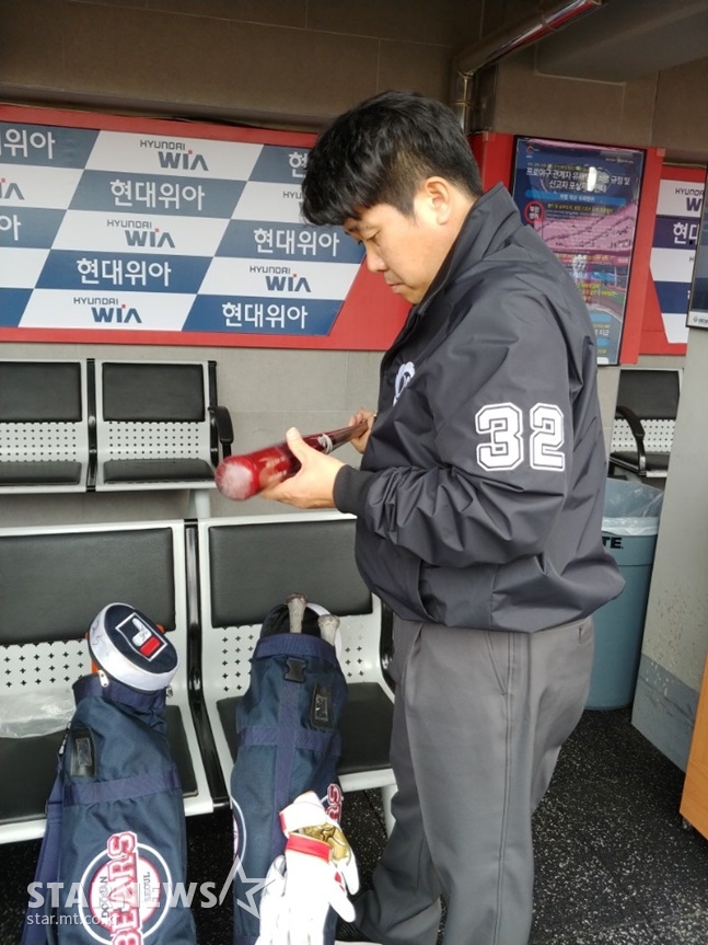 배트를 검사하고 있는 심판. /사진=김동영 기자