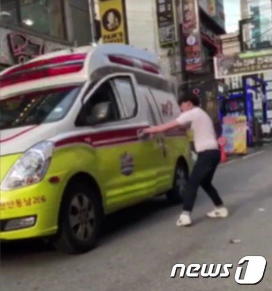 119구급차 탈취범이 먹자골목에서 훔친 구급차를 발로 차는 등 이상행동을 보였다./사진=뉴스1