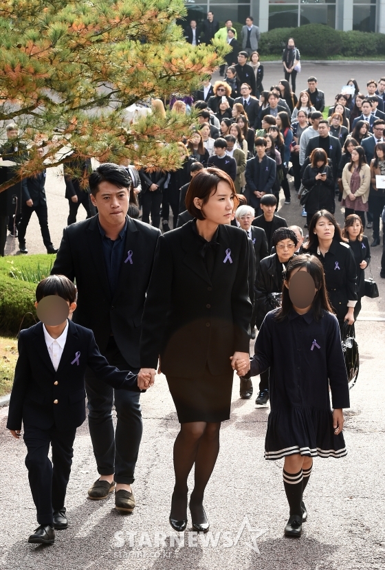 2016년 10월 27일 오후 경기도 안성시 유토피아추모관 진행된 故 신해철 2주기 추모식에서 유가족들이 헌화식을 위해 평화동산으로 이동하고 있다./사진=스타뉴스