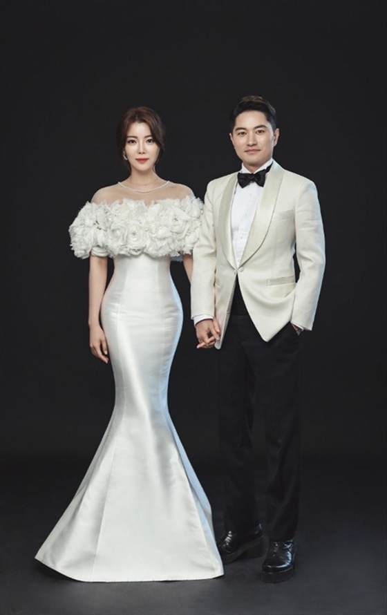 최성희(왼쪽)과 최성락 PD가 결혼한다/사진=웨딩사진