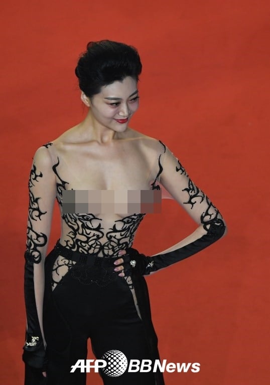 지난 9일(현지시간) 제71회 칸국제영화제 '레토' 시사회 레드카펫에 가슴 노출로 화제가 되고 있는 여성. '미스터리 여인' '게스트'로만 알려져 있다./AFPBBNews=뉴스1