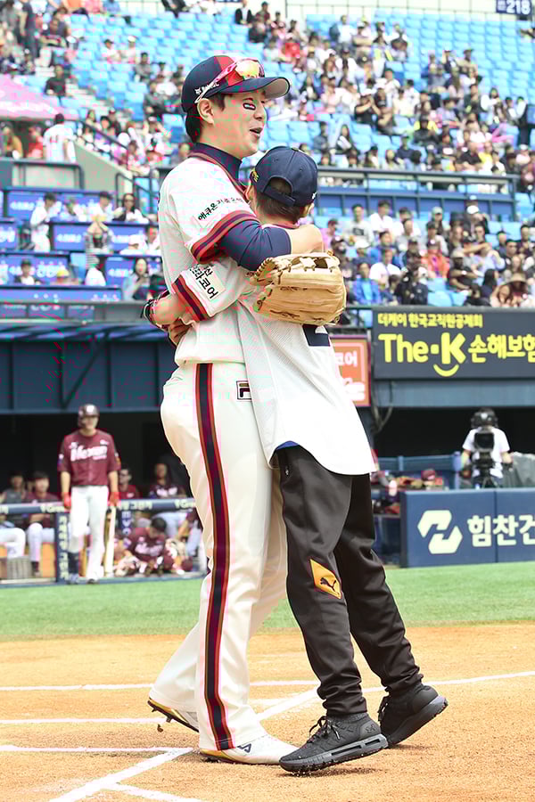 김헌덕 군과 포옹을 하고 있는 박건우 /사진=두산 베어스 제공