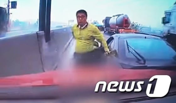 현대차가 '투스카니 의인' 한영탁씨에게 벨로스터를 선물한다고 밝혔다. 사진은 12일 경기 화성시 제2서해안고속도로에서 가드레일을 들이받은 채 달리던 코란도 차량 앞을 막아선 투스카니 차량 운전자 한영탁 씨가 차에서 내리는 모습./사진=뉴스1