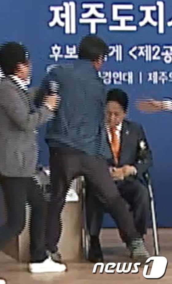 김경배 제주 제2공항 반대대책위원회 부위원장이 14일 제주시 벤처마루에서 열린 '2018 지방선거 제주도지사 후보 원포인트 토론회'에서 원희룡 예비후보에게 계란을 던지고 있다. /사진=뉴스1