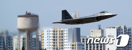 한미공군 연합훈련 '맥스선더' 가 진행된 11일 오전 F-22랩터 전투기가 공군 제1전투비행단활주로에서 이륙하고 있다./사진=뉴스1
