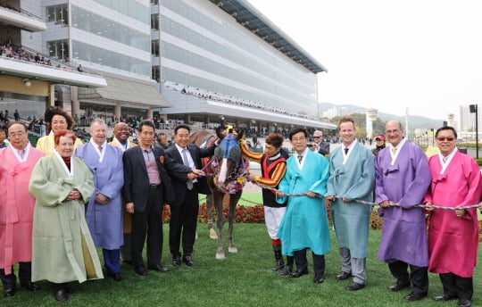 김낙순(오른쪽 4번째) 한국마사회 회장과 윈드프리 ARF 의장(왼쪽 4번째) 등이 ARC기념 경주 우승마와 함께 기념촬영을 하고 있다 /사진제공=한국마사회