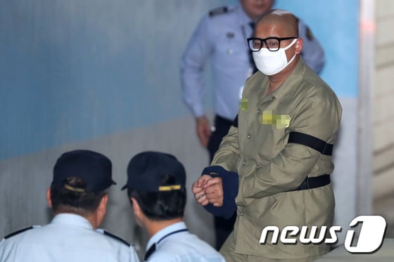 딸의 친구 여중생을 추행하고 살해한 뒤 시신을 유기한 혐의를 받고 있는 '어금니 아빠' 이영학이 17일 오후 서울 서초구 서울중앙지방법원에서 열린 아동·청소년의 성호보에 관한 법률 위반(강간등 살인) 항소심 1회 공판에 출석하고 있다. /사진=뉴스1