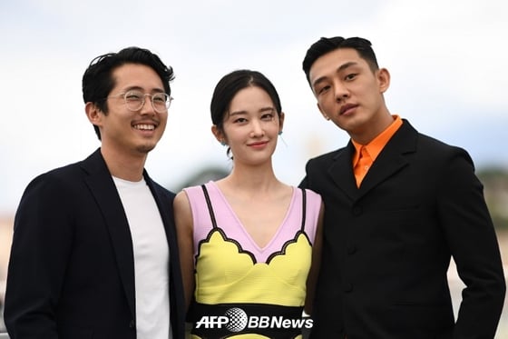 제71회 칸국제영화제 경쟁부문에 초청된 영화 '버닝'의 공식 포토콜에 참석한 스티븐 연, 전종서, 유아인 /AFPBBNews=뉴스1