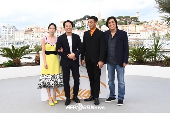 제71회 칸국제영화제 경쟁부문에 초청된 영화 '버닝'의 공식 포토콜에 참석한 전종서, 스티븐 연, 유아인, 이창동 감독 /AFPBBNews=뉴스1