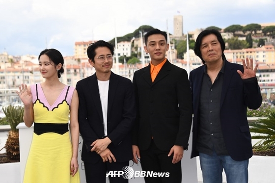 제71회 칸국제영화제 경쟁부문에 초청된 영화 '버닝'의 공식 포토콜에 참석한 전종서, 스티븐 연, 유아인, 이창동 감독 /AFPBBNews=뉴스1