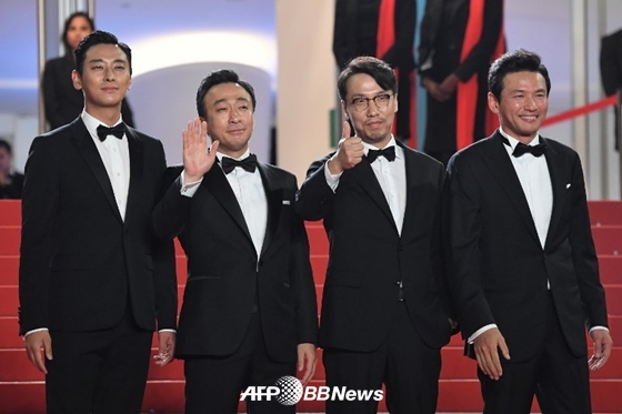 제 71회 칸국제영화제 미드나잇 스크리닝에 초청된 '공작'의 주지훈, 이성민, 윤종빈 감독, 황정민(사진 맨 왼쪽부터 오른쪽으로)/AFPBBNews=뉴스1