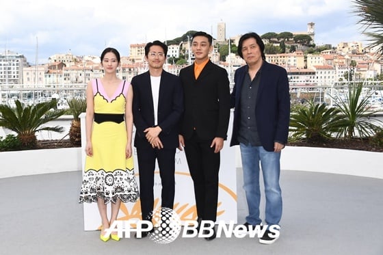'버닝'의 전종서, 스티븐 연, 유아인, 이창동 감독(사진 맨 왼쪽부터 오른쪽으로)/AFPBBNews=뉴스1