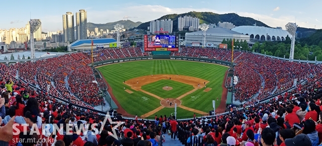 붉게 물든 사직구장 /사진=김우종 기자