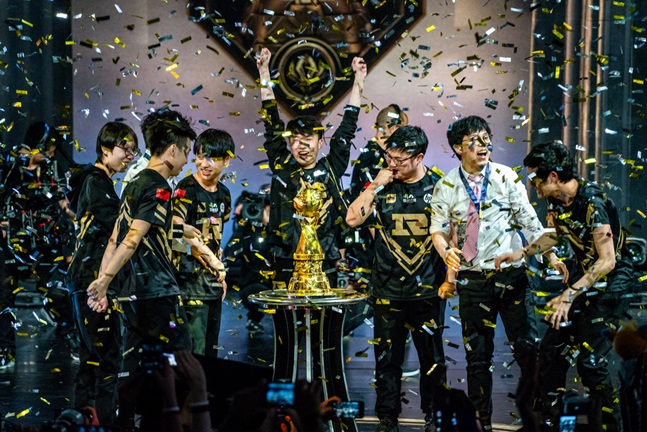 2018 MSI 우승을 차지한 중국의 RNG. /사진=라이엇 게임즈 제공