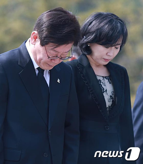 지난 3월 24일 더불어민주당 경기도지사 후보 경선에 나선 이재명 전 성남시장과 부인 김혜경 씨가 경남 김해 봉하마을에 있는 고 노무현 전 대통령 묘역을 방문해 묵념을 하고 있다./사진=뉴스1