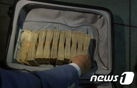 불법 웹툰사이트 '밤토끼' 운영자가 몰고다니던 차 안에서 발견된 현금 1억 2000만원 상당./사진=뉴스1