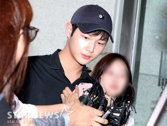 배우 이서원이 24일 오후 성추행 및 협박 혐의 피의자 신분으로 서울동부지검에 출두하고 있다. /사진=홍봉진 기자
