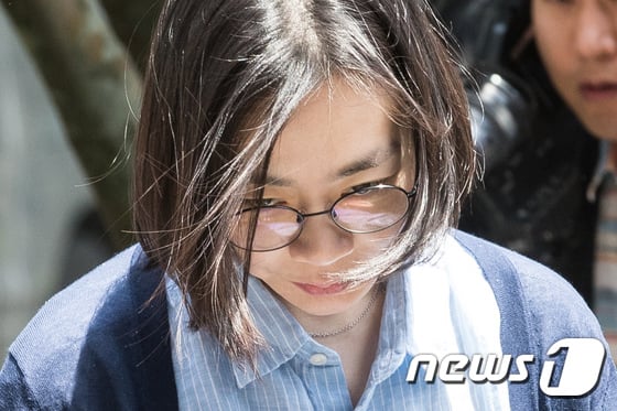 조현아 전 대한항공 부사장이 24일 한진그룹 총수일가의 외국인 가사도우미 불법고용 의혹과 관련 서울 양천구 서울출입국 외국인청에 출석하고 있다. /사진=뉴스1