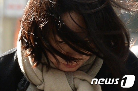 2014년 12월17일 땅콩회항'으로 물의를 빚은 조현아 전 대한항공 부사장이 피의자신분으로 서울 마포구 공덕동 서울서부지방검찰청에 출석하며 취재진의 위치를 확인하고 있다. /사진=뉴스1