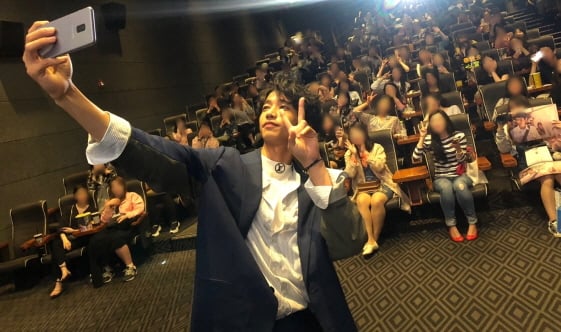 대만 청춘스타 류이호가 '안녕, 나의 소녀' 홍보로 내한해 팬들과 무대인사를 진행하며 사진을 찍고 있다/사진제공=오드
