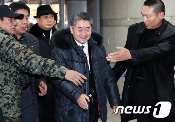 지난해 11월 30일 우파논객 지만원 씨가 서울 중앙지법에서 열린 '5·18 북한군 소행 주장' 관련 5차 공판에 출석하고 있다. /사진=뉴스1