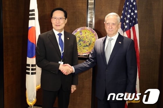 송영무 국방부장관(왼쪽)과 제임스 매티스 미국 국방장관이 2일 싱가포르 샹그릴라 호텔에서 열린 '아시아안보회의'에서 한미 국방장관 회담에 앞서 악수를 하고 있다. /사진=뉴스1