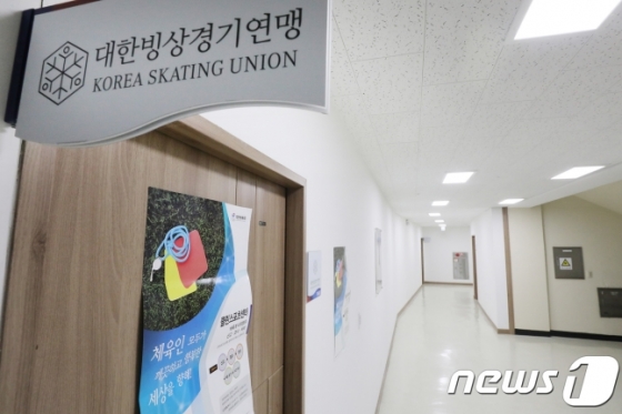 전현직 메달리스트 등으로 구성된 '젊은 빙상인 연대'가 빙상연맹의 관리단체 지정과 전명규 한체대 교수의 영구제명을 요구하고 나섰다. /사진=뉴스1