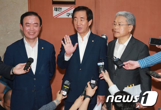 (왼쪽부터) 평화와 정의의 의원모임 장병완, 자유한국당 김성태, 바른미래당 김동철 원내대표가 4일 오후 국회 정론관에서 '드루킹 댓글조작 사건'의 진상을 규명할 특별검사 후보로 임정혁·허익범 변호사를 청와대에 추천하기로 했다고 발표하는 기자회견을 마친 뒤 기자들의 질문에 답하고 있다./사진=뉴스1