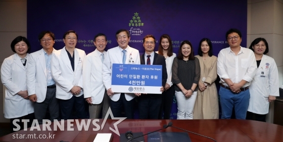 스타뉴스는 5일 세브란스병원에 '어린이 환자 돕기 바자회' 수익금 전액을 전달했다. 이숙자 사회사업팀장, 이상길 대외협력처장, 한승한 안과과장, 김응권 안·이비인후과병원 원장, 윤도흠 연세의료원 원장, 박준철 스타뉴스 편집인, 배우 윤소이, 김수진 연예국장, 더호프 손지희 회장, 문완식 유닛장, 손은선 약무국장(왼쪽부터) /사진=김휘선 기자