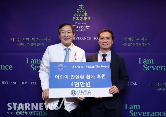 윤도흠 연세의료원 원장(왼쪽)과 박준철 스타뉴스 편집인 /사진=김휘선 기자