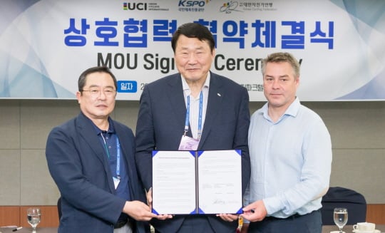 (왼쪽부터)구자열 대한자전거연맹 회장, 조재기 국민체육진흥공단 이사장, 프레드릭 국제자전거연맹 이사겸 WCC 총괄이사/사진제공=국민체육진흥공단