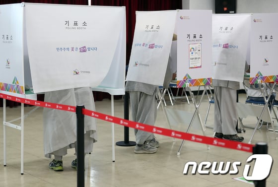 6·13 지방선거 사전투표일인 8일 오후 대구 남구 대명5동행복자치센터에 마련된 사전투표소에서 한국불교대학 대관음사 회주 우학스님과 대중스님들이 투표에 참여하고 있다./사진=뉴스1