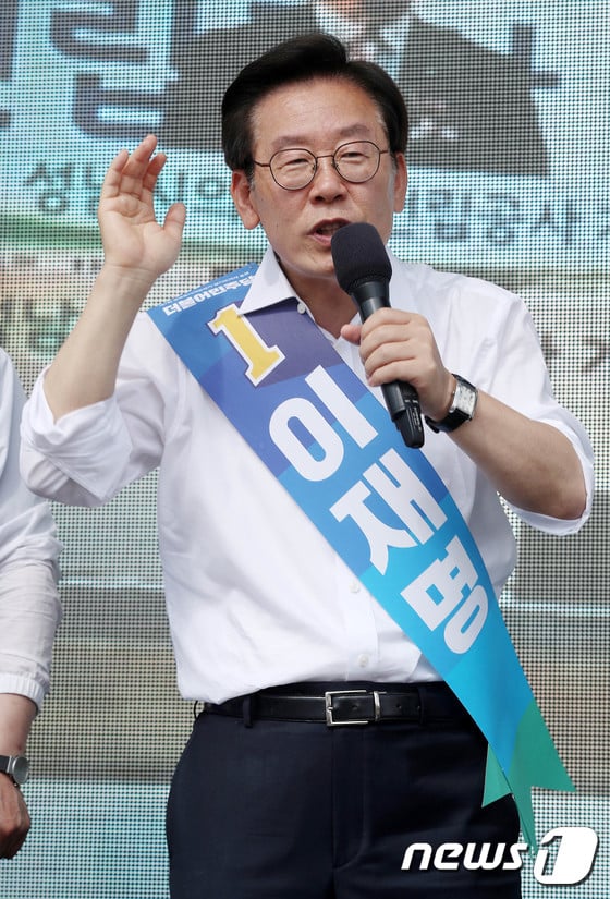 6.13지방선거를 하루 앞둔 12일 이재명 더불어민주당 경기지사 후보가 경기도 남양주시 세계로 식자재마트 오남점 앞에서 유세를 갖고 지지를 호소하고 있다./뉴스1