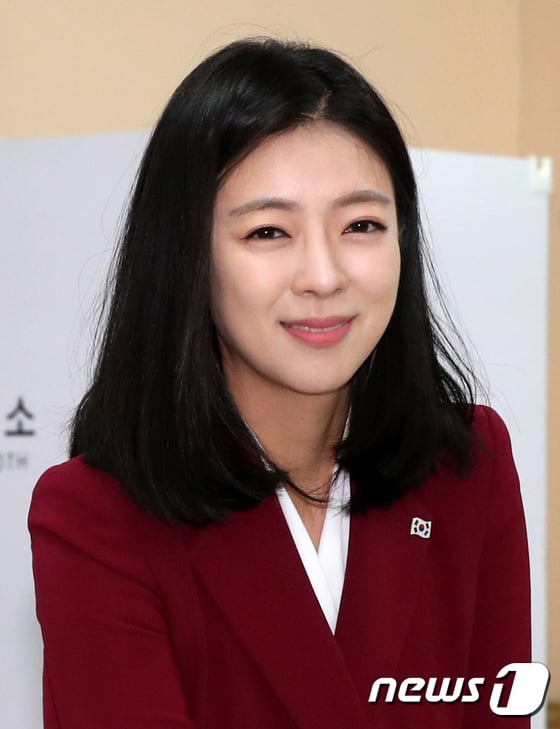 6·13 보궐선거 투표일인 13일 오전 배현진 자유한국당 송파을 국회의원 후보가 서울 송파구 잠신초등학교에 마련된 잠실2동 제3투표소에서 투표를 하고 있다./사진=뉴스1