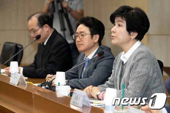 김영주 고용노동부 장관이 18일 오전 서울 종로구 한국무역보험공사에서 열린 '노동시간 단축 사업주 간담회'에서 모두발언하고 있다./사진=뉴스1