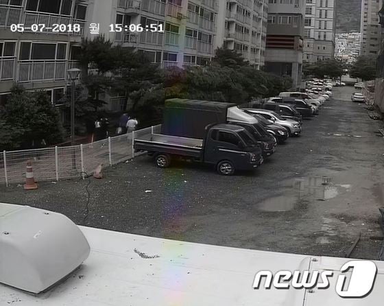 '부산 여중생 폭행 사건' 고등학생 10여명이 여중생을 둘러싸고 폭행하는 CCTV 장면./사진=뉴스1